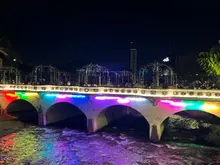 Cinco hitos ornamentales de Cali brillan con los colores del arco iris para celebrar el ‘Día Mundial del Orgullo LGTBIQ+’