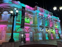 Cinco hitos ornamentales de Cali brillan con los colores del arco iris para celebrar el ‘Día Mundial del Orgullo LGTBIQ+’