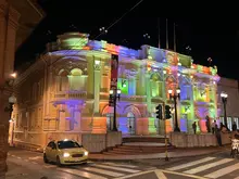 Cinco hitos ornamentales de Cali brillan con los colores del arco iris para celebrar el ‘Día Mundial del Orgullo LGTBIQ+’