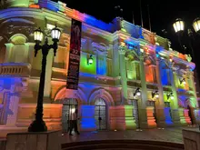 Cinco hitos ornamentales de Cali brillan con los colores del arco iris para celebrar el ‘Día Mundial del Orgullo LGTBIQ+’