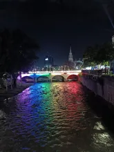 Cinco hitos ornamentales de Cali brillan con los colores del arco iris para celebrar el ‘Día Mundial del Orgullo LGTBIQ+’