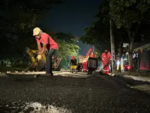 Cuadrilla nocturna de la Secretaría de Infraestructura tapó decenas de huecos y mejoró la movilidad en el barrio El Caney 