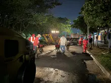 Cuadrilla nocturna de la Secretaría de Infraestructura tapó decenas de huecos y mejoró la movilidad en el barrio El Caney 