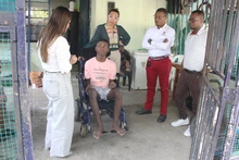 Unidos por la inclusión: estudiante recibe silla de ruedas donada por funcionarios de la Secretaría de Educación
