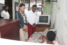 Unidos por la inclusión: estudiante recibe silla de ruedas donada por funcionarios de la Secretaría de Educación