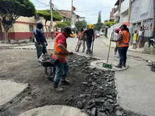 Alcaldía de Cali tapó enorme hueco que afectaba a los vecinos del barrio Olaya Herrera y continúa diciendo #ChaoHueco en Cali