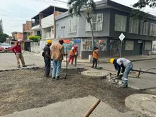 Alcaldía de Cali tapó enorme hueco que afectaba a los vecinos del barrio Olaya Herrera y continúa diciendo #ChaoHueco en Cali