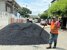 Alcaldía de Cali tapó enorme hueco que afectaba a los vecinos del barrio Olaya Herrera y continúa diciendo #ChaoHueco en Cali