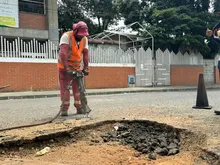 Alcaldía de Cali tapó enorme hueco que afectaba a los vecinos del barrio Olaya Herrera y continúa diciendo #ChaoHueco en Cali