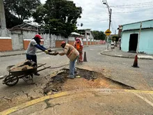 Alcaldía de Cali tapó enorme hueco que afectaba a los vecinos del barrio Olaya Herrera y continúa diciendo #ChaoHueco en Cali