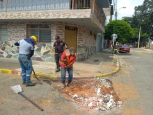 Alcaldía de Cali tapó enorme hueco que afectaba a los vecinos del barrio Olaya Herrera y continúa diciendo #ChaoHueco en Cali