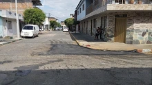 Alcaldía de Cali tapó enorme hueco que afectaba a los vecinos del barrio Olaya Herrera y continúa diciendo #ChaoHueco en Cali