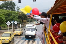 El medallista olímpico Yeison López fue recibido en el ‘Bus Turístico Cali 488 años’