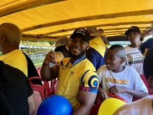 El medallista olímpico Yeison López fue recibido en el ‘Bus Turístico Cali 488 años’