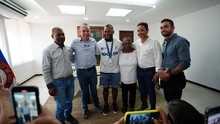 El medallista olímpico Yeison López hizo realidad otro sueño: alcalde Alejandro Eder le entregó un apartamento en Valle del Lili
