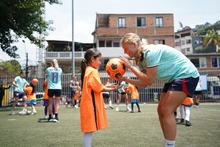 Salsa y folclor alegran llegada a Cali de las selecciones que disputarán la Copa Mundial Femenina Sub- 20