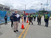 10 agentes de tránsito se capacitan en Bogotá para fortalecer la seguridad vial en Cali