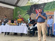 Emotivo y masivo encuentro del alcalde Alejandro Eder con los habitantes de Navarro
