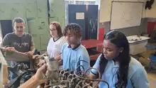 La Institución Educativa Antonio José Camacho contará con el primer aula escolar en Colombia para el aprendizaje de vehículos eléctricos