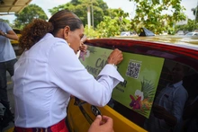 Secretaría de Turismo de Cali y el SENA certificaron en inglés a más de 100 taxistas, militares y personal del sector gastronómico