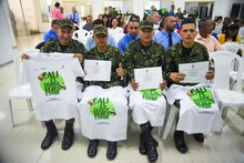 Secretaría de Turismo de Cali y el SENA certificaron en inglés a más de 100 taxistas, militares y personal del sector gastronómico
