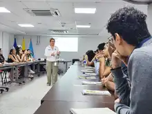 Contratación a la  academia