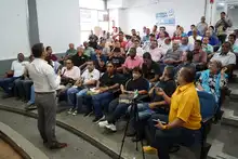 Operativos contra el transporte informal y demarcación de pistas, entre los temas discutidos durante reunión de Movilidad Distrital con taxistas