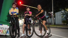 Alcalde Alejandro Eder pedaleó con los caleños en el regreso de la Ciclovida  nocturna 
