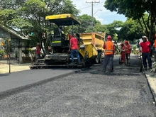 Alcaldía de Cali sigue barrio adentro y recupera vía abandonada hace 2 años en el barrio Vipasa