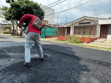 Alcaldía de Cali sigue barrio adentro y recupera vía abandonada hace 2 años en el barrio Vipasa