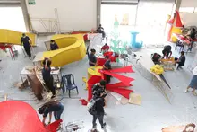 Con amor y esmero, así trabajan las artesanas que dan vida al  Alumbrado ‘Cali le canta a la Navidad’