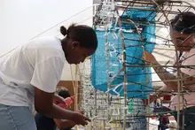 Con amor y esmero, así trabajan las artesanas que dan vida al  Alumbrado ‘Cali le canta a la Navidad’
