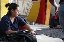 Con amor y esmero, así trabajan las artesanas que dan vida al  Alumbrado ‘Cali le canta a la Navidad’