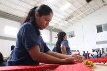 Con amor y esmero, así trabajan las artesanas que dan vida al  Alumbrado ‘Cali le canta a la Navidad’