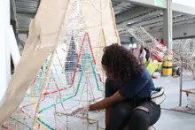 Con amor y esmero, así trabajan las artesanas que dan vida al  Alumbrado ‘Cali le canta a la Navidad’