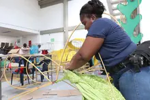 Con amor y esmero, así trabajan las artesanas que dan vida al  Alumbrado ‘Cali le canta a la Navidad’