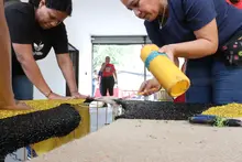 Con amor y esmero, así trabajan las artesanas que dan vida al  Alumbrado ‘Cali le canta a la Navidad’