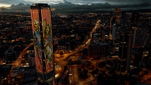Cali adornó la Torre Colpatria con invitación para turistas a venir la Feria de Cali, donde debes estar, y conocer la Sucursal del Cielo en 2025