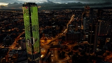 Cali adornó la Torre Colpatria con invitación para turistas a venir la Feria de Cali, donde debes estar, y conocer la Sucursal del Cielo en 2025