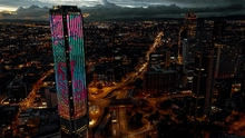 Cali adornó la Torre Colpatria con invitación para turistas a venir la Feria de Cali, donde debes estar, y conocer la Sucursal del Cielo en 2025