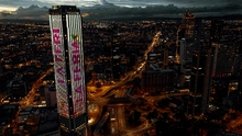 Cali adornó la Torre Colpatria con invitación para turistas a venir la Feria de Cali, donde debes estar, y conocer la Sucursal del Cielo en 2025