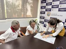 Alcaldía de Cali entrega título de propiedad a vecina del barrio Comuneros I, tras 43 años de espera 