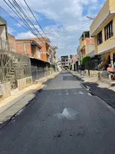 Alcaldía de Alejandro Eder pavimentó histórica calle de herradura en el barrio La Fortaleza y transformó la vida de sus vecinos