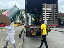 Alcaldía de Cali entrega 1.000.053 tapas plásticas a fundación de Buenaventura: ¡cada tapa cuenta para el mural más grande del mundo!