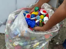 Alcaldía de Cali entrega 1.000.053 tapas plásticas a fundación de Buenaventura: ¡cada tapa cuenta para el mural más grande del mundo!