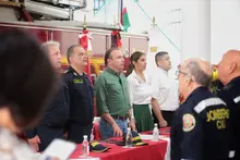 Alcalde Alejandro Eder condecoró a bomberos que rescataron una menor de cuatro años de edad durante incendio