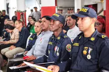 Alcalde Alejandro Eder condecoró a bomberos que rescataron una menor de cuatro años de edad durante incendio