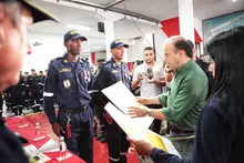 Alcalde Alejandro Eder condecoró a bomberos que rescataron una menor de cuatro años de edad durante incendio
