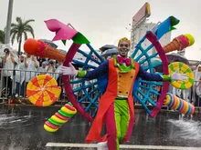 Secretaría de Turismo de Cali cerró con broche de oro su participación en los desfiles de la Feria de Cali 2024 con la carroza ‘Cali es donde debes estar’ 