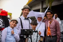 Secretaría de Turismo de Cali cerró con broche de oro su participación en los desfiles de la Feria de Cali 2024 con la carroza ‘Cali es donde debes estar’ 